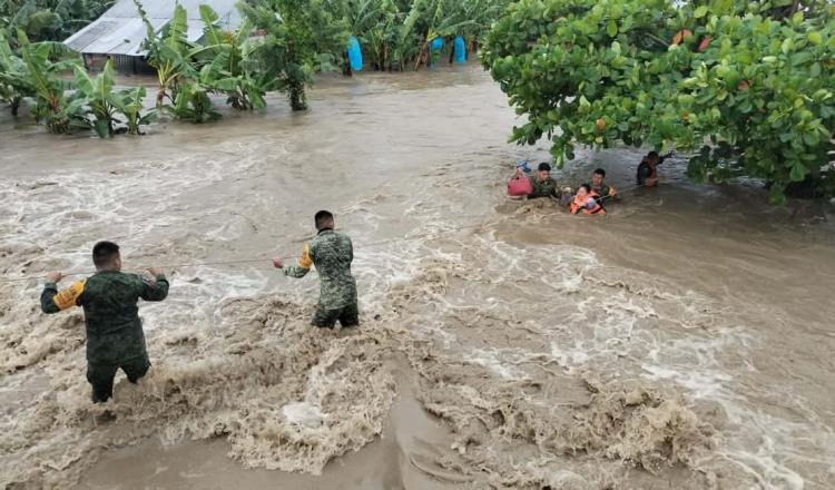 Rescata Ejército a familia atrapada tras desbordamiento del río de la Sierra