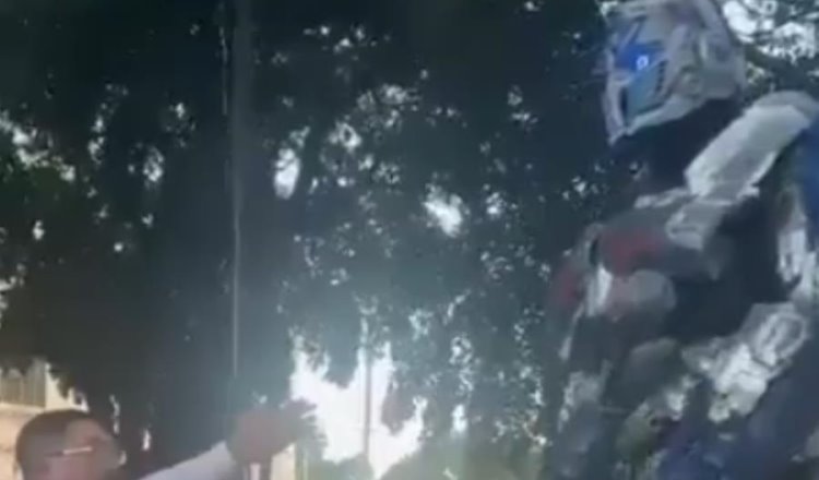 Hombre disfrazado de Óptimus Prime es desalojado de parque por policías de Mérida