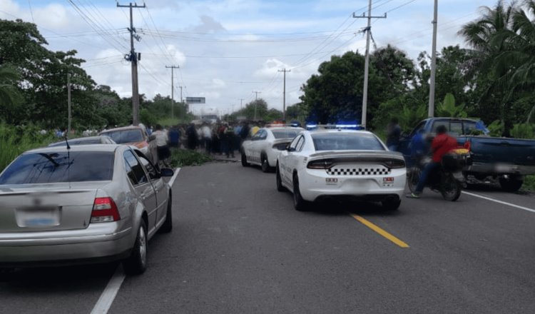 Vecinos del Poblado C-34 bloquean durante 8 horas la Cárdenas-Coatzacoalcos para exigir reparación de calles