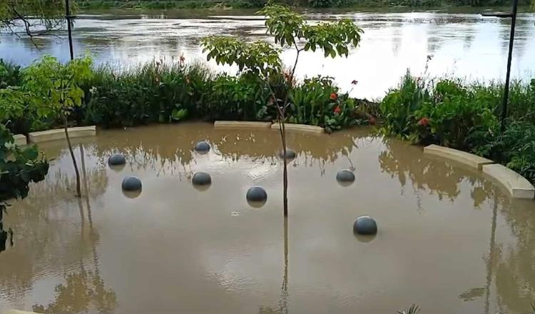 Río Grijalva inunda jardineras y áreas de recreo del malecón de Villahermosa