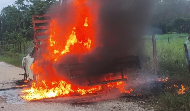 Asaltan a polleros en Comalcalco y les incendian la camioneta