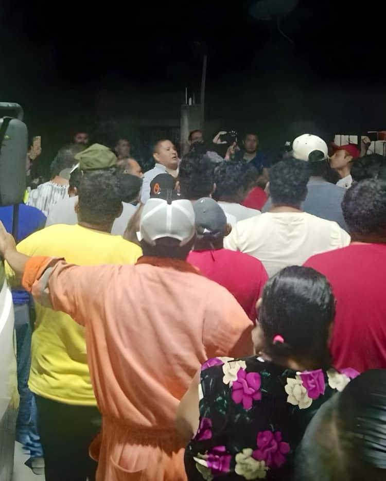 Bloqueo de habitantes de Atasta, Campeche cumple más de 10 horas; no hay paso a Ciudad del Carmen