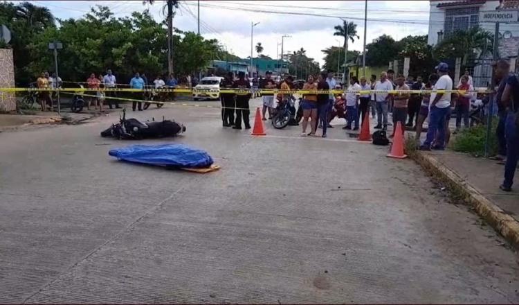 ¡Iba a la escuela! Muere menor tras derrapar en su moto en Centla