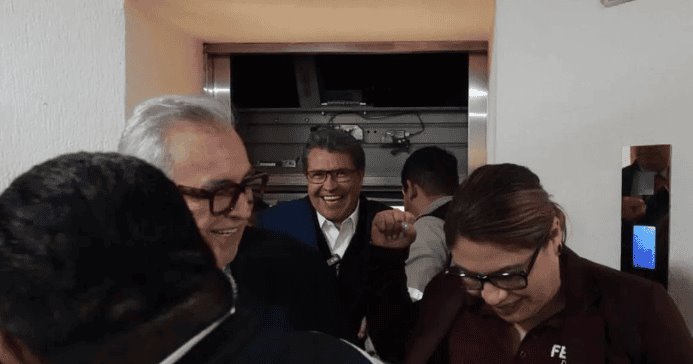 Rubén Rocha, Monreal y diputados quedan atrapados en elevador de San Lázaro