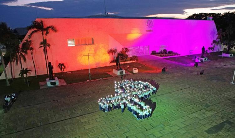 Fachada del Ayuntamiento de Centro se ilumina de color naranja