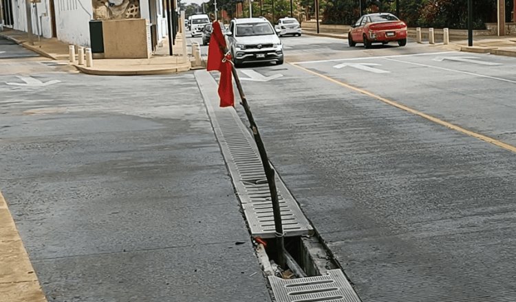 Se hunden tapas de canal pluvial en varios puntos del malecón de Villahermosa