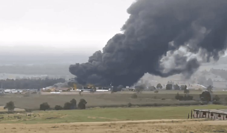 Se registra fuerte incendio en fábrica de aceite automotriz en Puebla