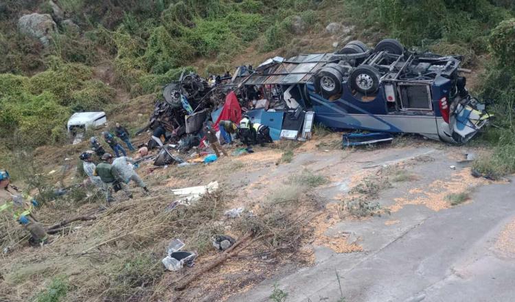 Mueren 19 en autobús tras caer a barranco en Zacatecas