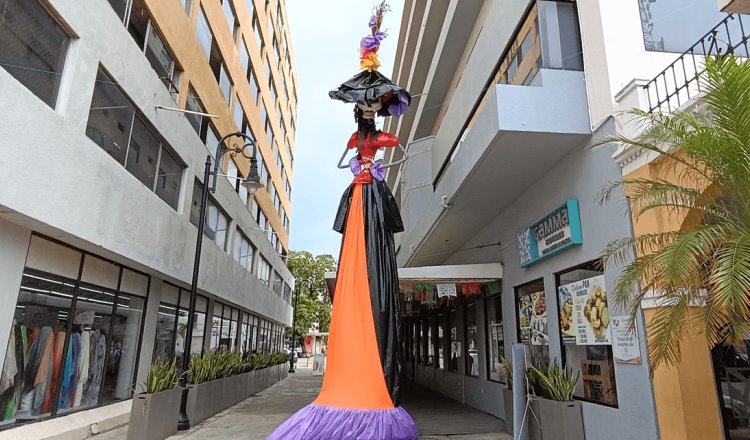 Instalan catrinas monumentales por Día de Muertos en Barrio Mágico