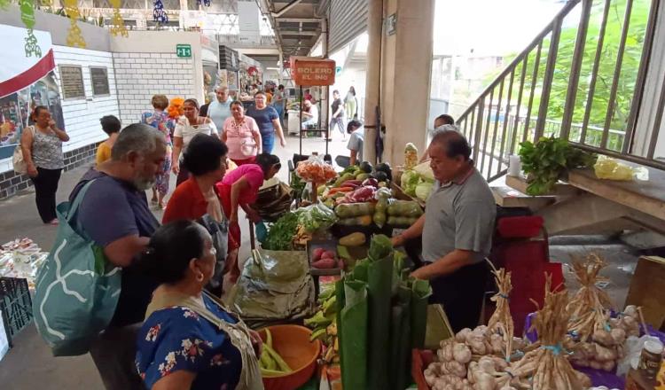 Se preparan tabasqueños para Día de Muertos con compra de productos en el Pino Suárez