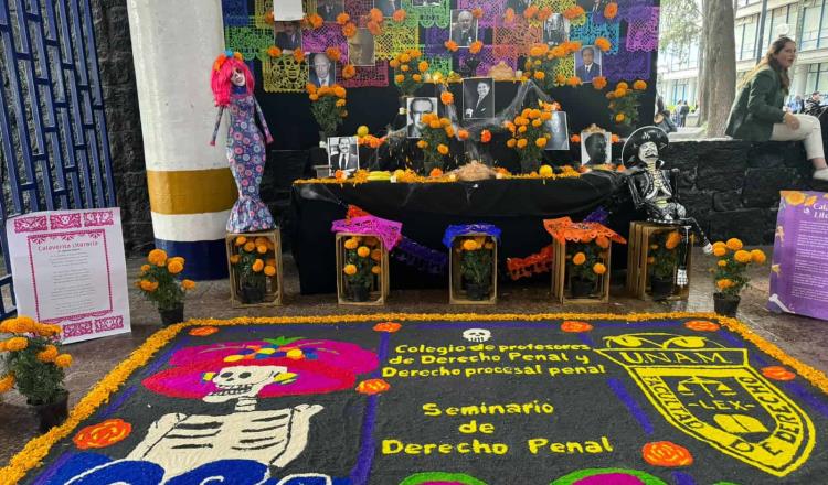 Estudiantes de la UNAM colocan ofrendas a la muerte del juicio de amparo y la Carta Magna