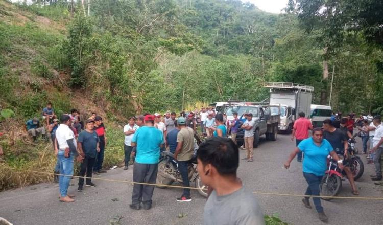 Habitantes de Chiapas cierran carretera a Oxolotán, Tacotalpa