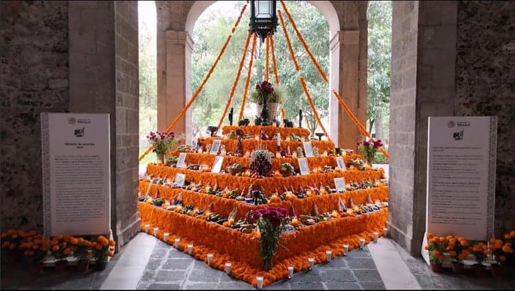 Dedica Sheinbaum altar de Día de Muertos de Palacio Nacional a heroínas de la patria