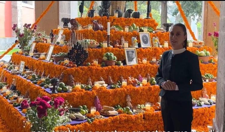 Dedica Sheinbaum altar de Día de Muertos de Palacio Nacional a heroínas de la patria