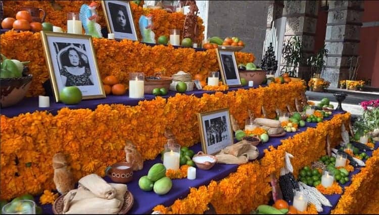 Dedica Sheinbaum altar de Día de Muertos de Palacio Nacional a heroínas de la patria