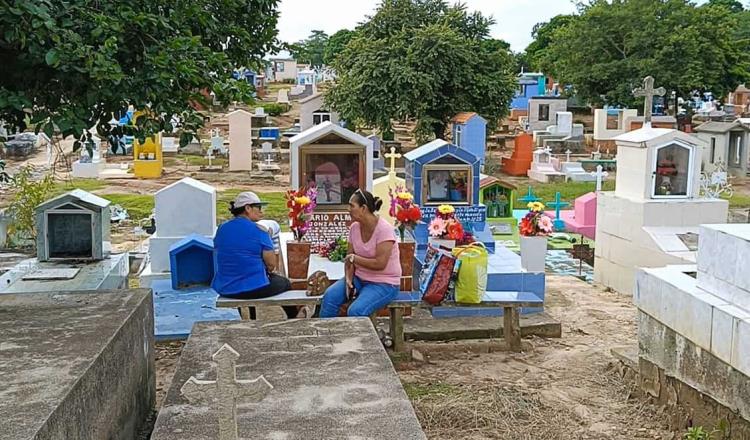 Celebran y recuerdan habitantes de Centro a seres queridos este 1 de noviembre