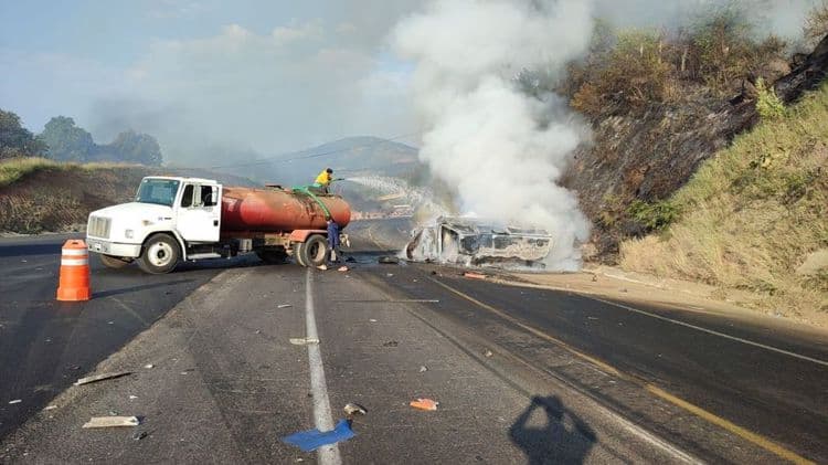 Al menos 7 muertos, saldo de choque de tráileres en autopista de Michoacán 