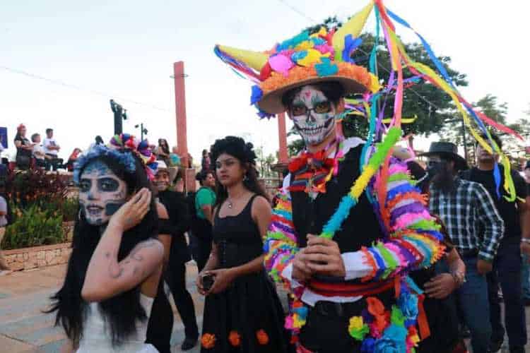 Se viste Barrio Mágico de colores, música y luces para celebrar Día de Muertos