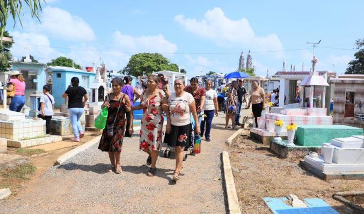 Visitan miles de tabasqueños panteones por Día de Muertos