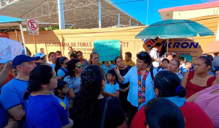 Bloquean padres de familia por falta de energía eléctrica en primaria Tomás Díaz