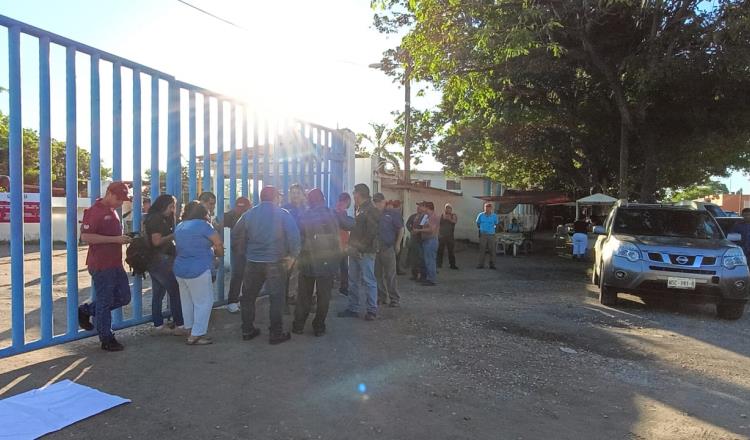 Protestan operadores de cárcamos por retención de vacaciones