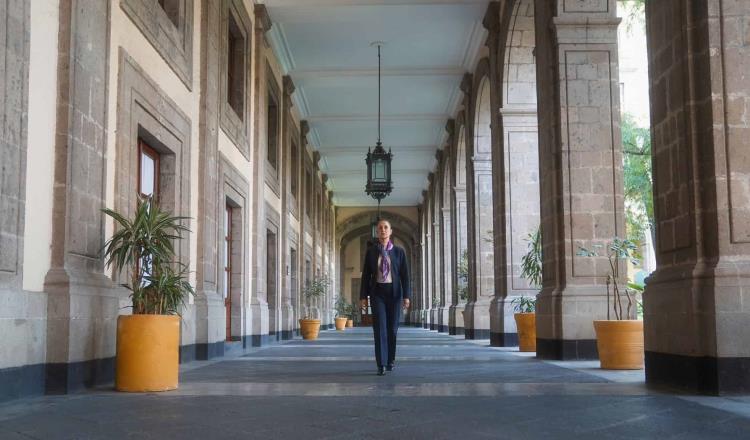 Comparte Sheinbaum fotografía en pasillos de Palacio Nacional a un mes de haber asumido la presidencia