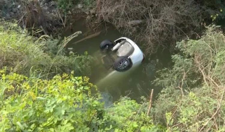 Conductor pierde el control de su vehículo y cae auto dentro de presa en Nuevo León