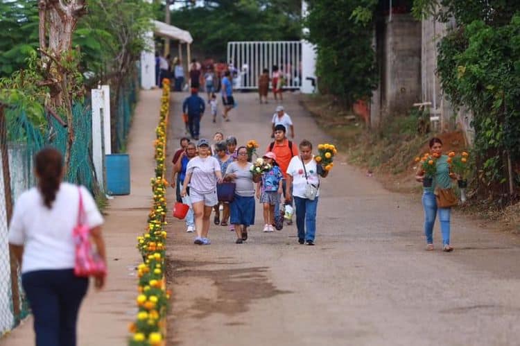 Reporta Centro afluencia de más de 37 mil 615 visitantes a panteones municipales