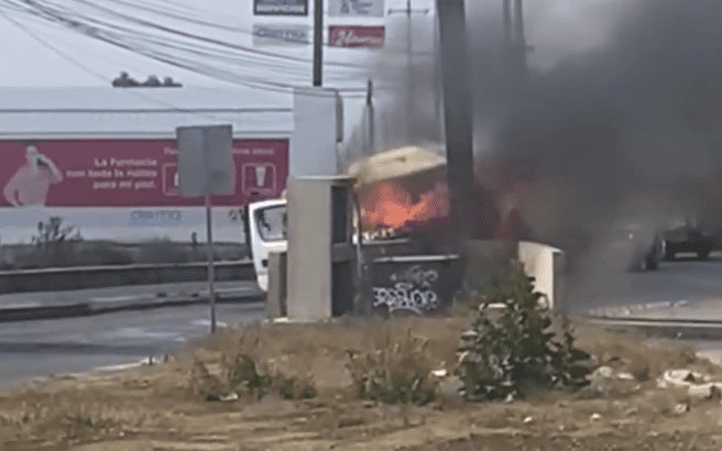 Arde en llamas transporte público en Hidalgo tras chocar con muro de contención