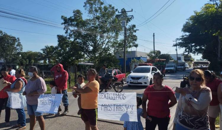 Papás de kínder en ranchería Paso Real exigen cambio de maestro con bloqueo en carretera principal