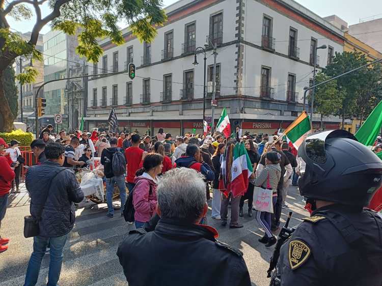 Previo a debate, integrantes del Poder Judicial se manifiestan frente a la SCJN contra reformas constitucionales