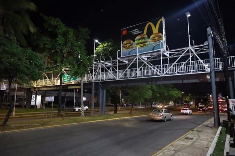 Inaugura Centro luminarias en 8 puentes peatonales