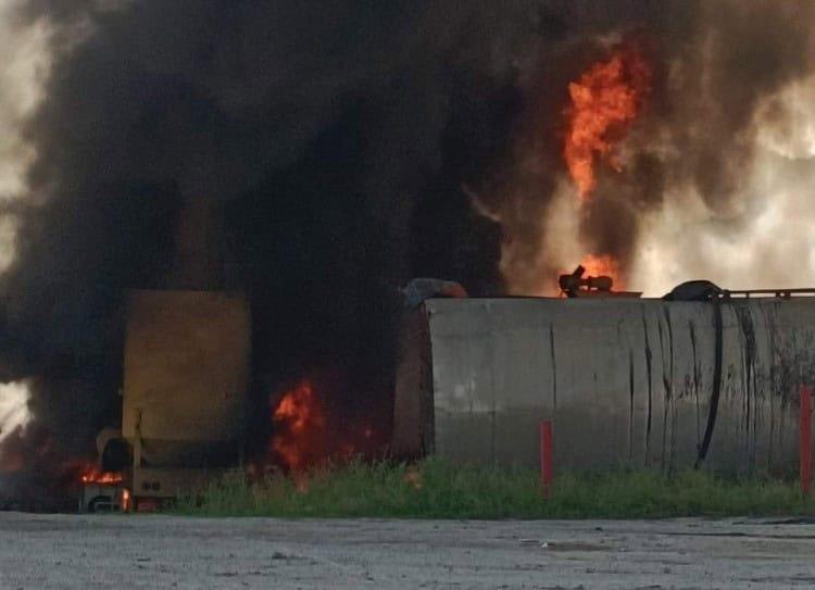 Se incendia pipa en gravera de Macuspana