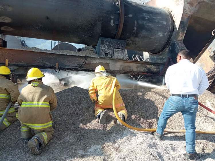 Se incendia pipa en gravera de Macuspana