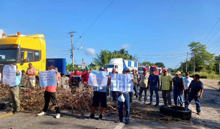 Tras 5 horas de bloqueo en la Villahermosa – Frontera, pescadores dialogan con autoridades