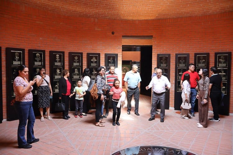 Cecilio Ruiz Ferrer, recorre el Salón de la Fama del Béisbol Mexicano previo a ser entronizado este jueves