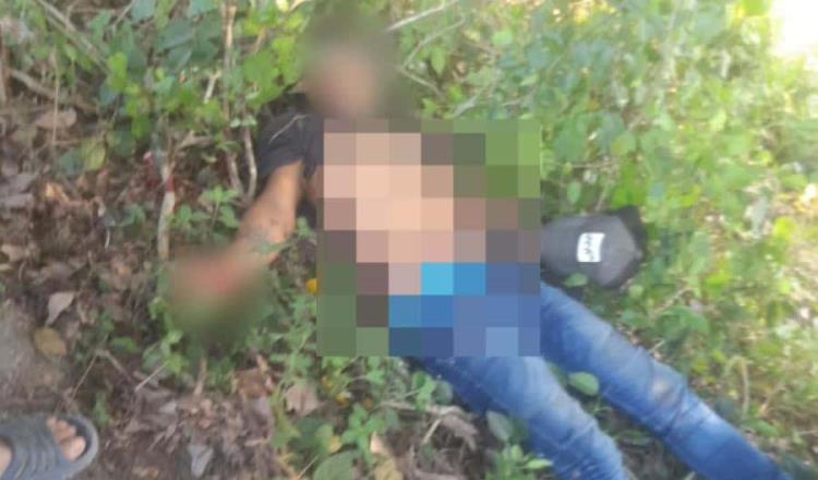 Localizan hombre sin vida a orillas de la carretera en Guatacalca