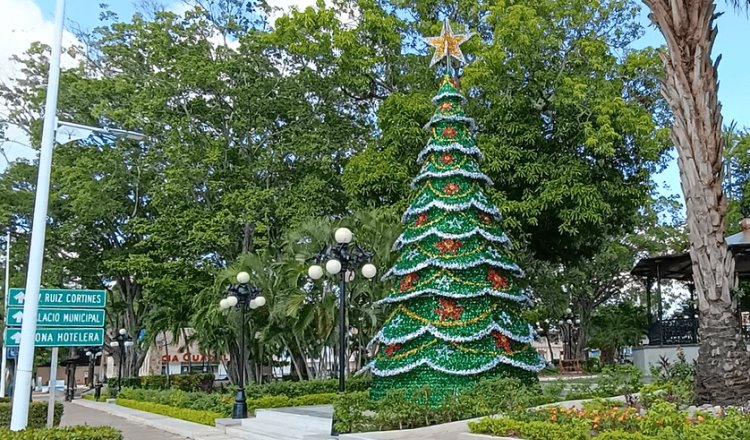 ¡Llega la Navidad a Villahermosa! Instalan primeros árboles de temporada