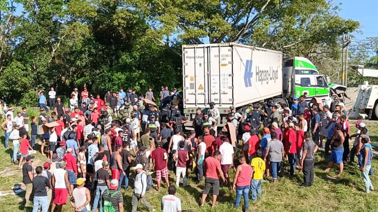 ¡Siempre sí! Rapiñan tráiler volcado en la Cárdenas – Coatzacoalcos