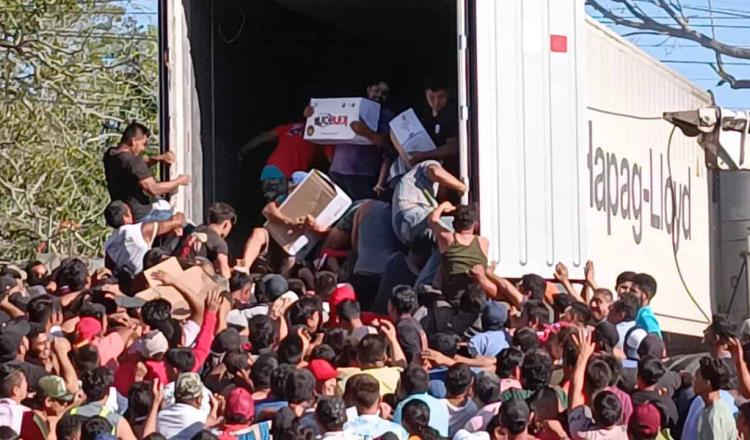 ¡Siempre sí! Rapiñan tráiler volcado en la Cárdenas – Coatzacoalcos