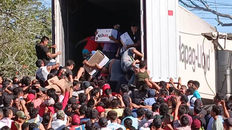 ¡Siempre sí! Rapiñan tráiler volcado en la Cárdenas – Coatzacoalcos