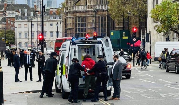 Detienen a hombre armado con cuchillos frente al Parlamento británico