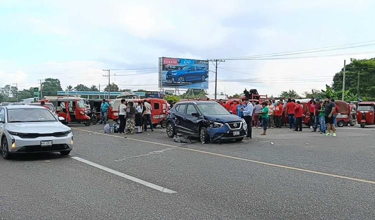 Choque entre pochimóvil y particular deriva en bloqueo de la Villahermosa - Frontera