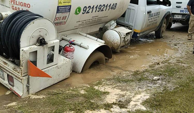 Pipa con gas LP cae en socavón en El Cedro, Nacajuca