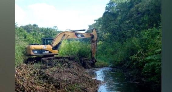 Tras inundaciones en Aparcero, inicia desazolve de dren en Nacajuca