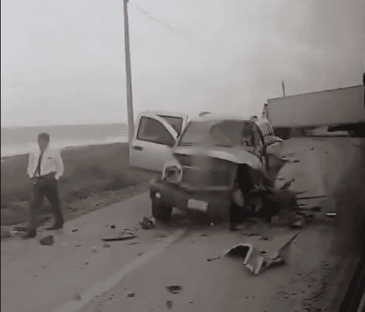 Tráiler y camioneta chocan en la carretera federal, Sabancuy-Ciudad del Carmen