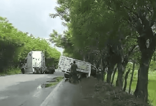 Pavimento mojado provoca accidentes en la carretera Frontera-Ciudad del Carmen