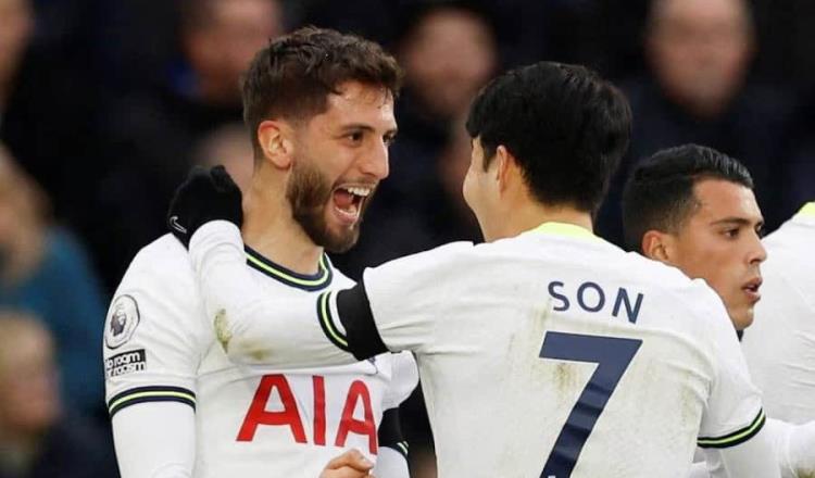 Mediocampista del Tottenham es suspendido y multado por comentarios racistas