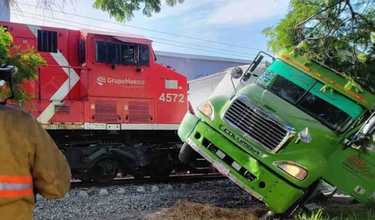 Tren arrolla tráiler en Nuevo León; se registran daños materiales