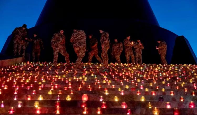 Encienden mil velas en Kiev al ajustar mil días de guerra en Ucrania